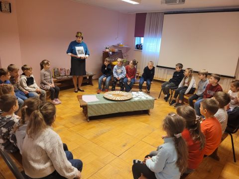 Bibliotekāre Gunta vada nodarbību sākumskolā