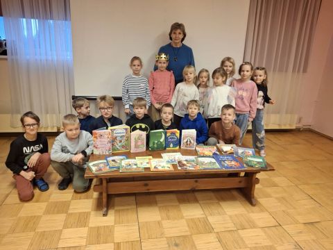 Bibliotekāre Gunta vada nodarbību sākumskolā