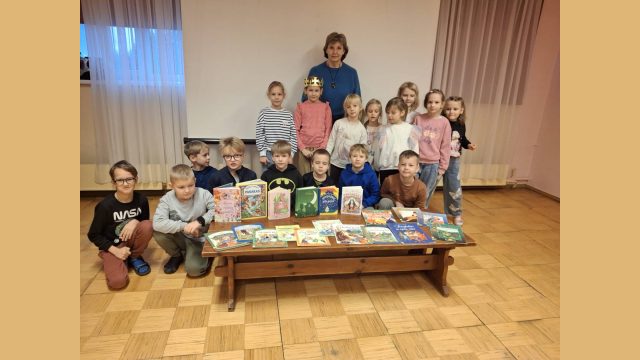 Bibliotekāre Gunta vada nodarbību sākumskolā