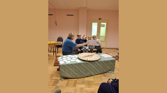 Bibliotekāre Gunta vada nodarbību sākumskolā