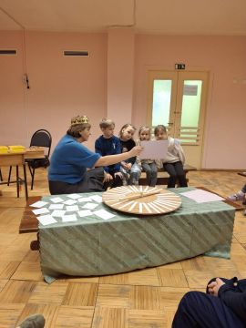 Bibliotekāre Gunta vada nodarbību sākumskolā