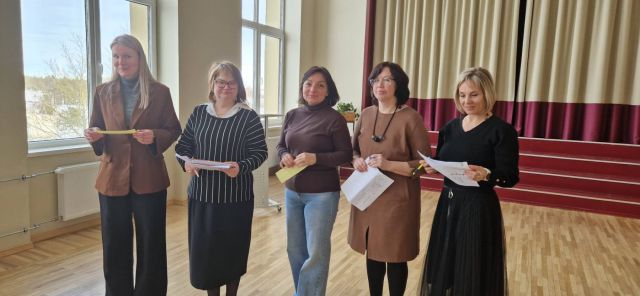 Skatuves runas konkursa žūrija skolā