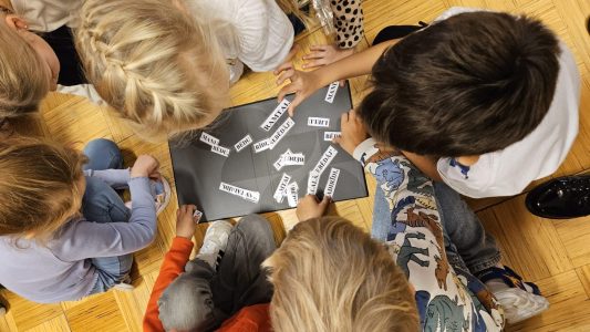 Bērni liek tautasdzesmu