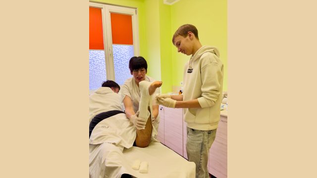 Skolēni apgūst medicīnas pamatus