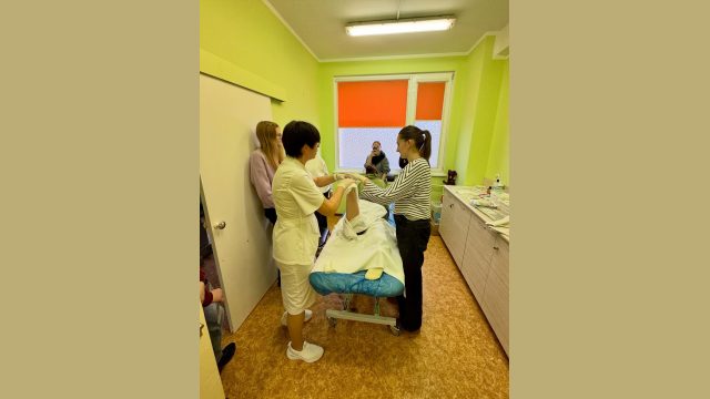 Skolēni apgūst medicīnas pamatus