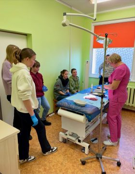 Skolēni apgūst medicīnas pamatus