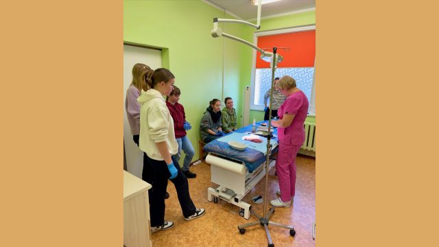 Skolēni apgūst medicīnas pamatus